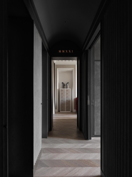 Квартира в сталинском доме с видом на Сити и черной кухней