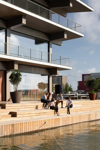 Плавучий офис в Роттердаме