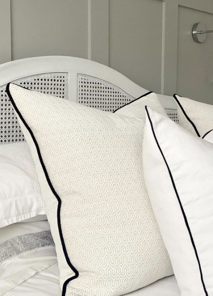 Серая спальня: советы по подбору палитры и 70 фото для вдохновения