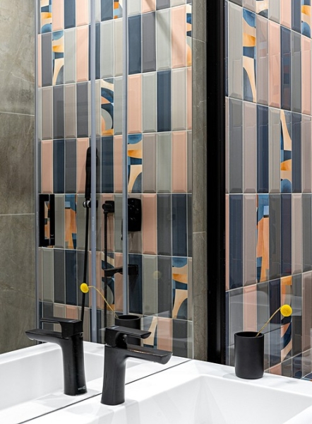 Серый и розовый: современная квартира в красивых оттенках для женщины и взрослого сына