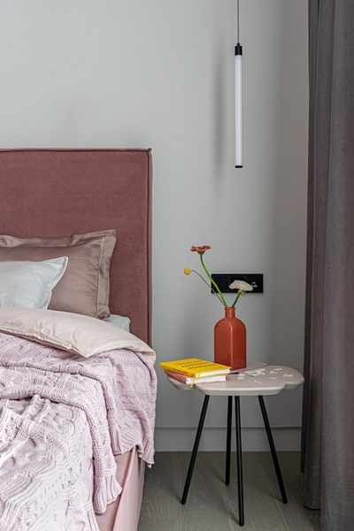 Серый и розовый: современная квартира в красивых оттенках для женщины и взрослого сына