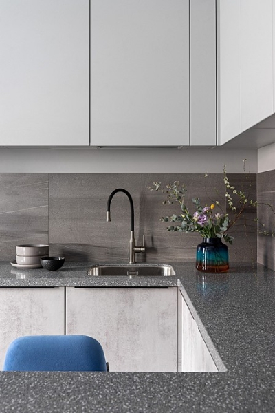 Серый и розовый: современная квартира в красивых оттенках для женщины и взрослого сына