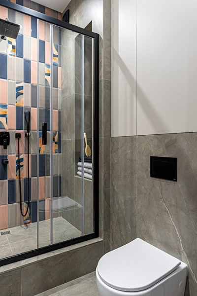 Серый и розовый: современная квартира в красивых оттенках для женщины и взрослого сына