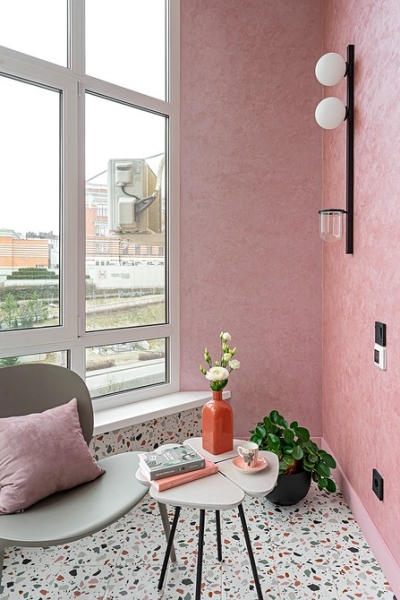 Серый и розовый: современная квартира в красивых оттенках для женщины и взрослого сына