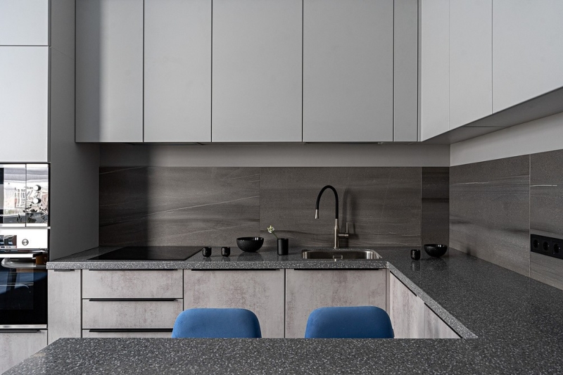 Серый и розовый: современная квартира в красивых оттенках для женщины и взрослого сына