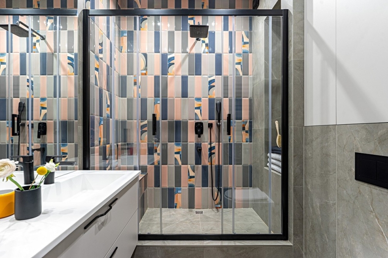 Серый и розовый: современная квартира в красивых оттенках для женщины и взрослого сына