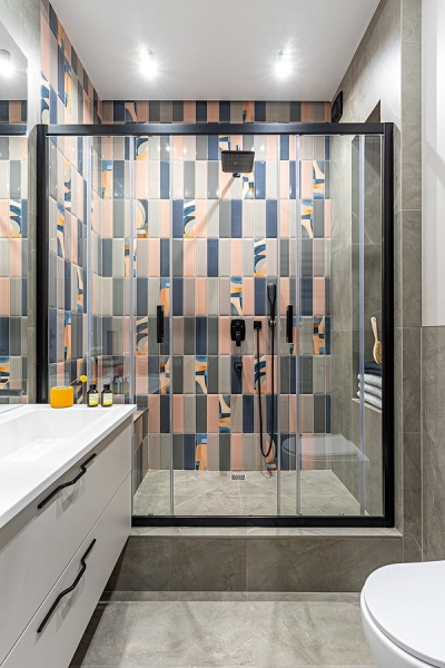 Серый и розовый: современная квартира в красивых оттенках для женщины и взрослого сына