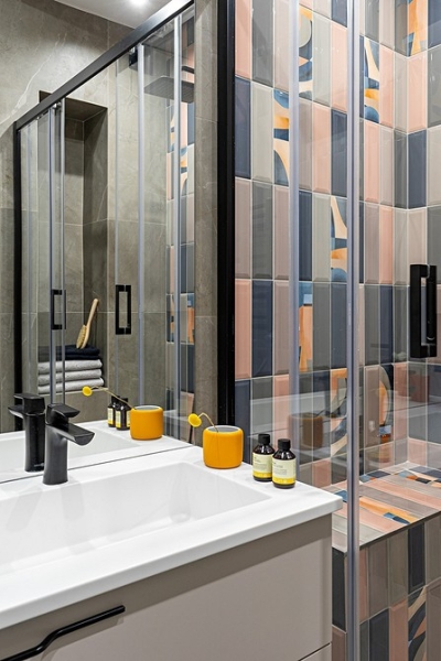 Серый и розовый: современная квартира в красивых оттенках для женщины и взрослого сына