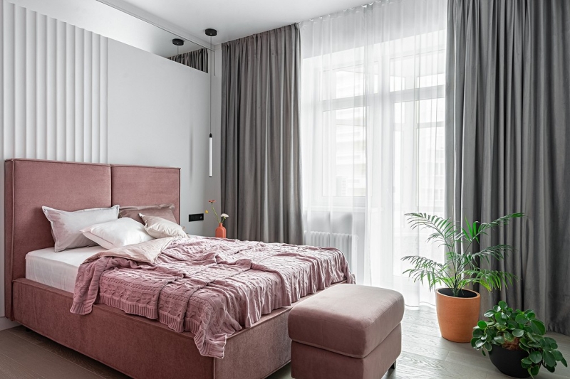 Серый и розовый: современная квартира в красивых оттенках для женщины и взрослого сына