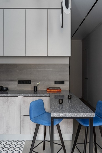 Серый и розовый: современная квартира в красивых оттенках для женщины и взрослого сына