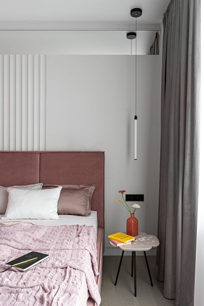 Серый и розовый: современная квартира в красивых оттенках для женщины и взрослого сына