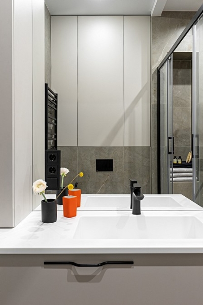 Серый и розовый: современная квартира в красивых оттенках для женщины и взрослого сына