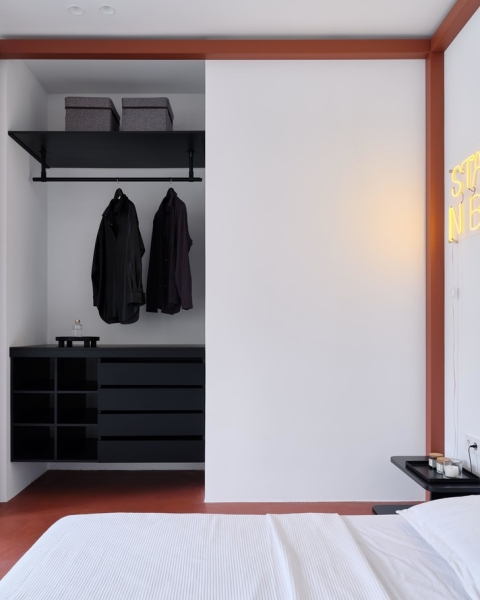 Светлая студия 44 м² с красно-кирпичными акцентами в Астане