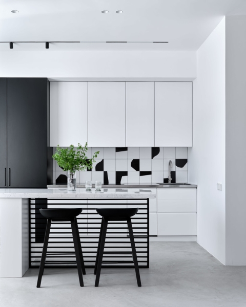 Светлая студия 44 м² с красно-кирпичными акцентами в Астане