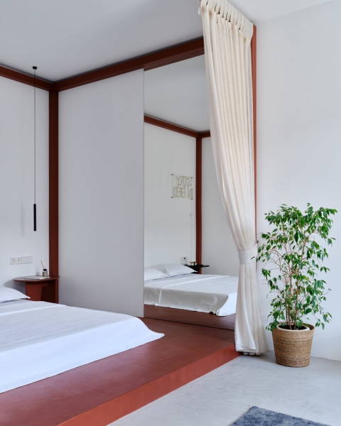 Светлая студия 44 м² с красно-кирпичными акцентами в Астане