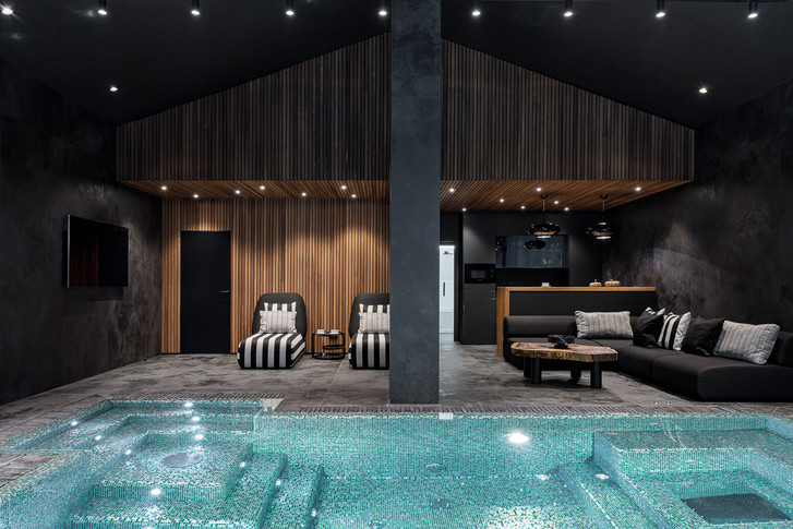 Загородный дом в Екатеринбурге с бассейном и кинозалом