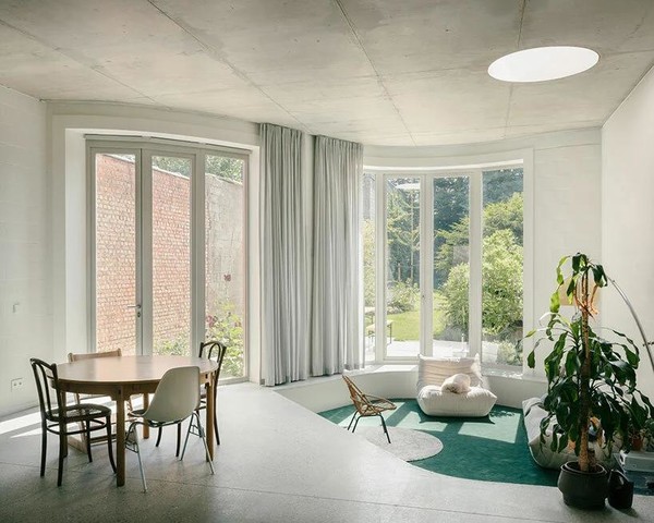 Бетон и дуги: минималистичный дом в Бельгии