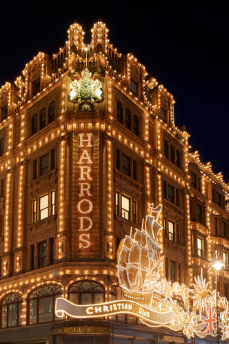 Dior превратил универмаг Harrods в волшебный пряничный домик