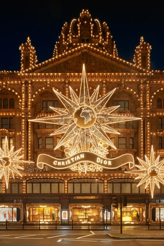 Dior превратил универмаг Harrods в волшебный пряничный домик