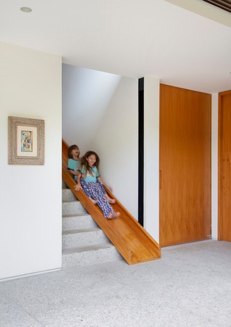 Дом в Рио-де-Жанейро с горкой на лестнице