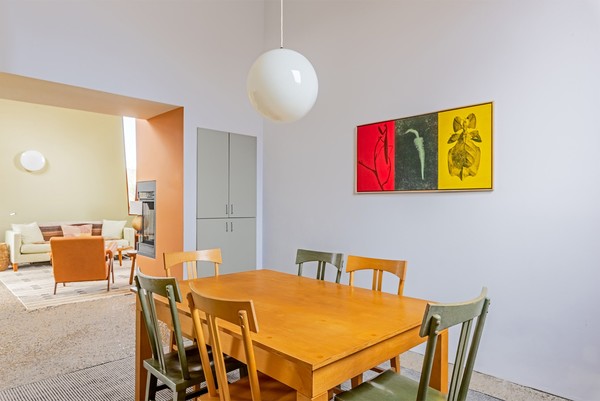 Яркий дом Джоша Швейцера среди пустыни, который можно взять в аренду