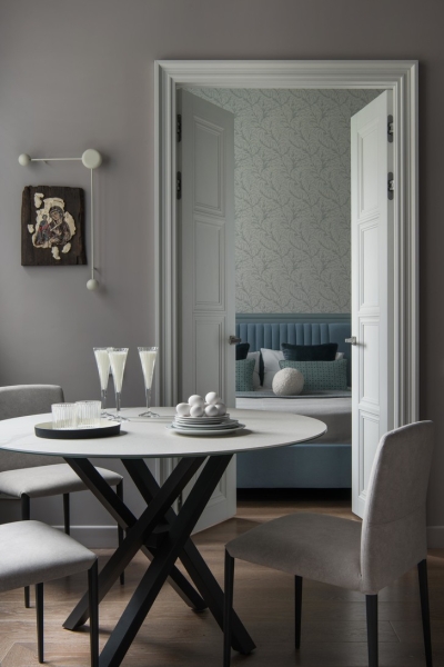 Как сделать бежевый интерьер нескучным: квартира с антресолью в Москве