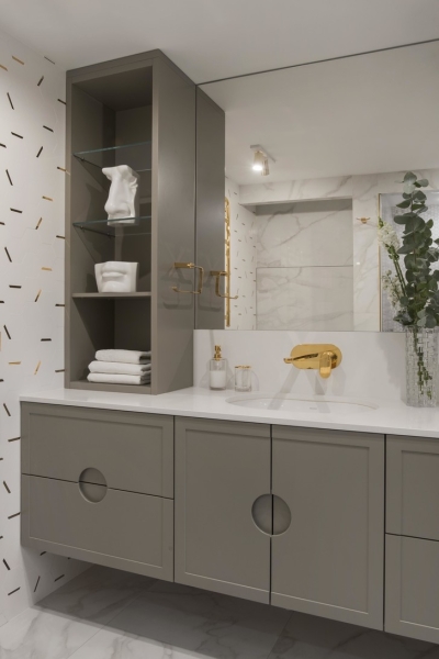 Как сделать бежевый интерьер нескучным: квартира с антресолью в Москве