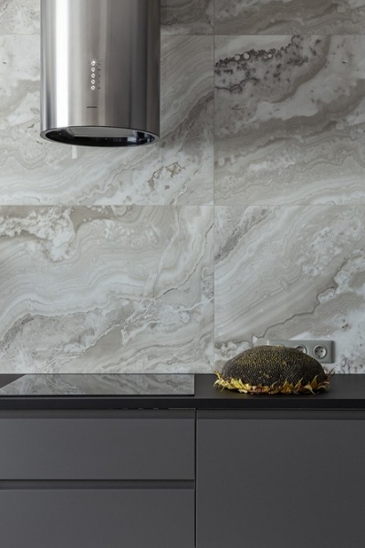 Квартира для семьи архитектора: как удалось оформить пространство сложной планировки