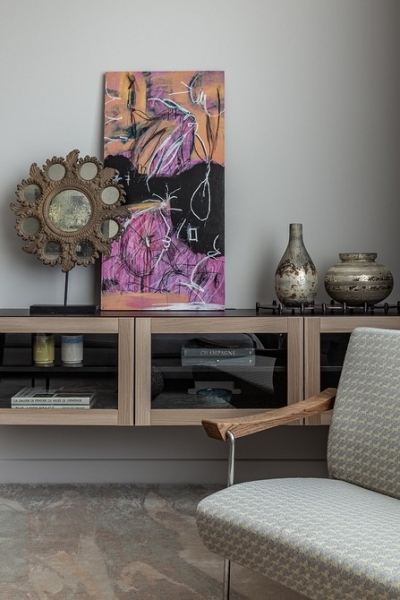 Квартира для семьи архитектора: как удалось оформить пространство сложной планировки