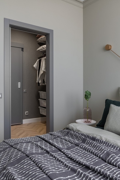 Квартира для семьи архитектора: как удалось оформить пространство сложной планировки