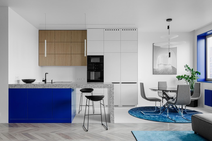 Лаконичная квартира 78 м² с синими акцентами в Москве