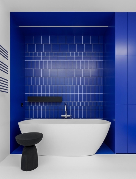 Лаконичная квартира 78 м² с синими акцентами в Москве