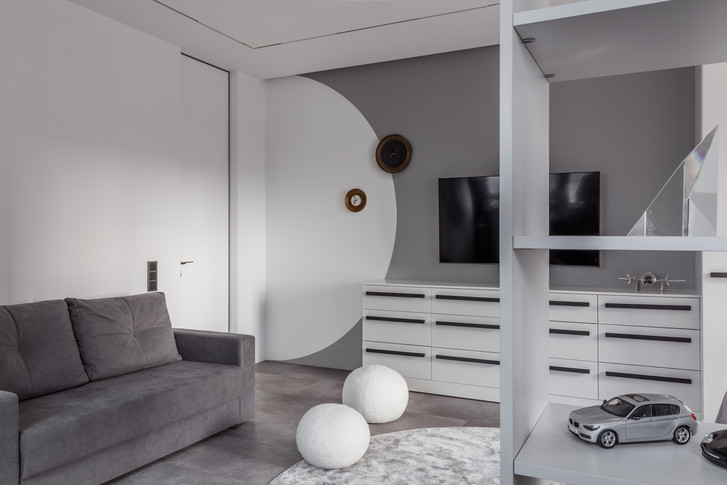 Монохромная квартира для флористов в Краснодаре