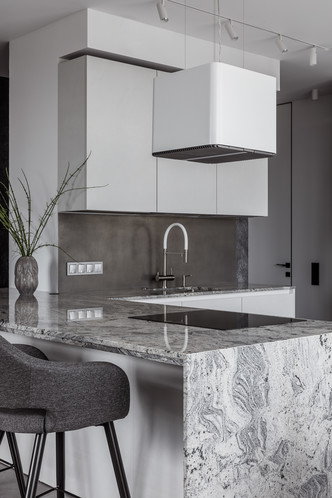 Монохромная квартира для флористов в Краснодаре