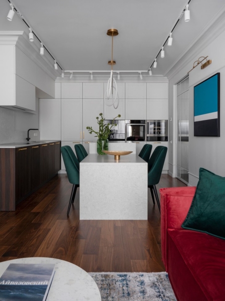Светлая квартира 80 м² с яркими акцентами в Москве