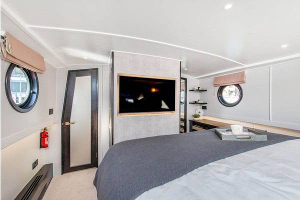 В Лондоне продают плавучий дом со всеми удобствами (и даже с отоплением!)