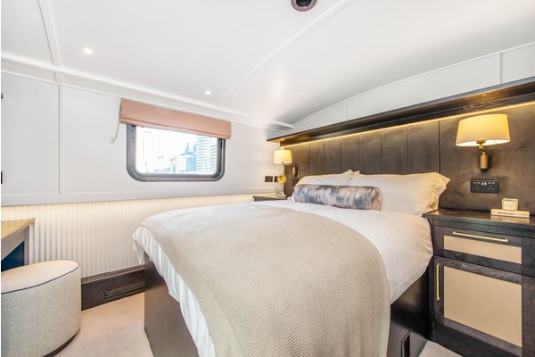 В Лондоне продают плавучий дом со всеми удобствами (и даже с отоплением!)