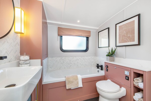 В Лондоне продают плавучий дом со всеми удобствами (и даже с отоплением!)