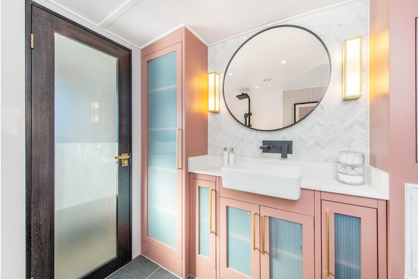 В Лондоне продают плавучий дом со всеми удобствами (и даже с отоплением!)