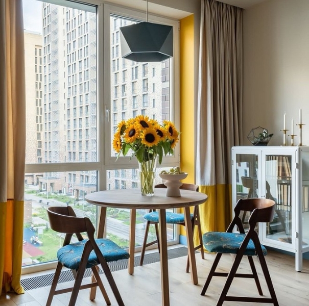 Желтые шторы в интерьере: где, как использовать, фото