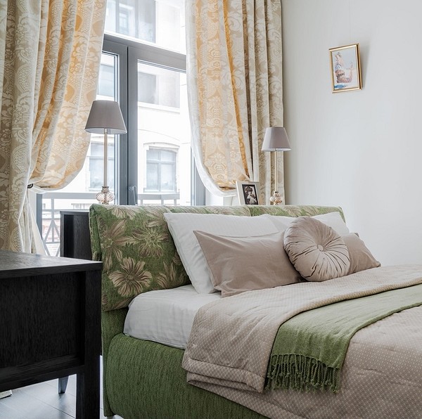 Желтые шторы в интерьере: где, как использовать, фото