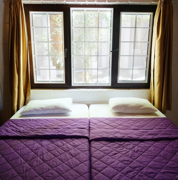 Желтые шторы в интерьере: где, как использовать, фото