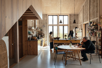 Барабанщик Red Hot Chili Peppers предложил пожить в своем доме