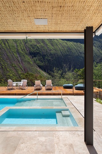 Дом под Рио-де-Жанейро с бассейном и необычной сауной