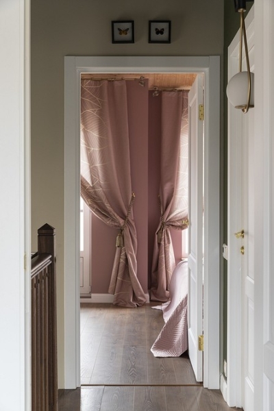 Двухэтажный дуплекс 75 кв. м с необычным интерьером для яркой хозяйки