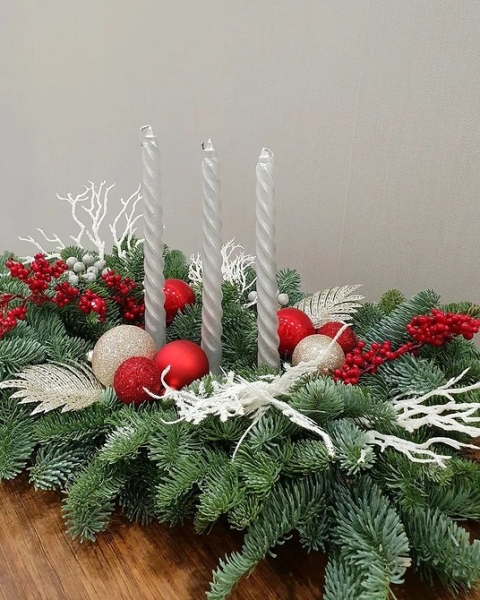 Как сделать новогодние композиции своими руками: идеи с видеоинструкциями и 62 фото