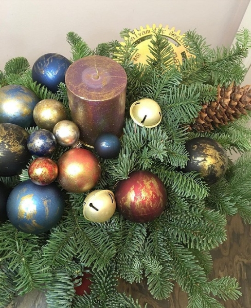 Как сделать новогодние композиции своими руками: идеи с видеоинструкциями и 62 фото