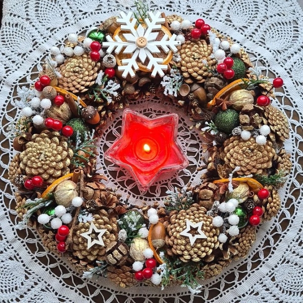 Как сделать новогодние композиции своими руками: идеи с видеоинструкциями и 62 фото