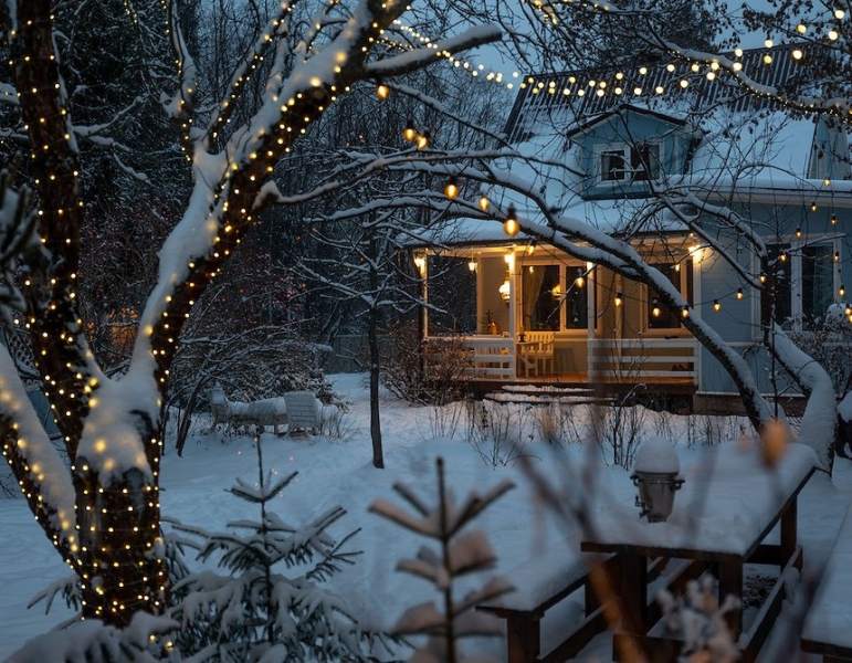 Как в сказке: волшебный новогодний декор небольшого деревенского дома 1967 года постройки