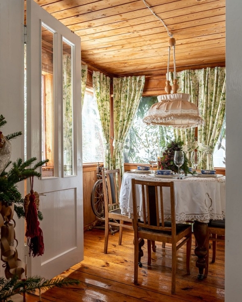 Как в сказке: волшебный новогодний декор небольшого деревенского дома 1967 года постройки